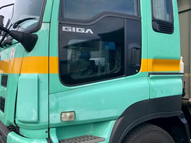 17|いすゞ ギガ QKG-CYL77AMの写真17