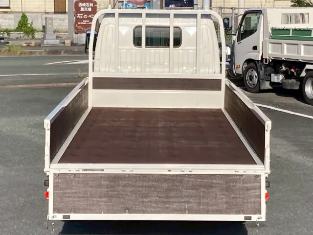 床は板張りです。|日野 デュトロ 2KG-XZU655M(2WD)の写真9