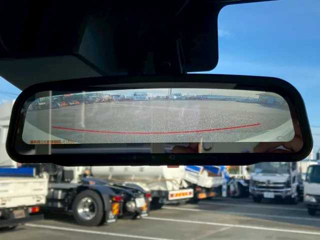ルームミラーはバックモニターに切り替わります。|日野 デュトロ 2KG-XZU655M(2WD)の写真14