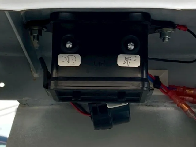 作業灯と洗浄ホースの作動スイッチです。|三菱 ファイター 2KG-FK72F(2WD)の写真19