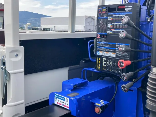 クレーンの操作レバーです。|日野 デュトロ 2KG-XZU712M(2WD)の写真11