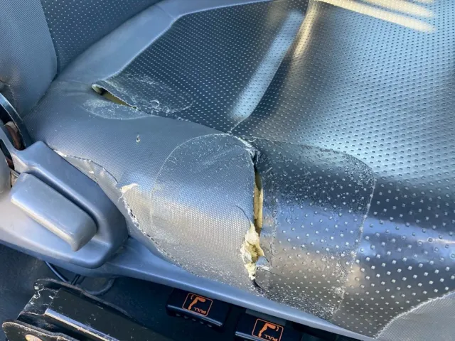 運転席に破れが有ります|いすゞ フォワード SKG-FRR90S2の写真8