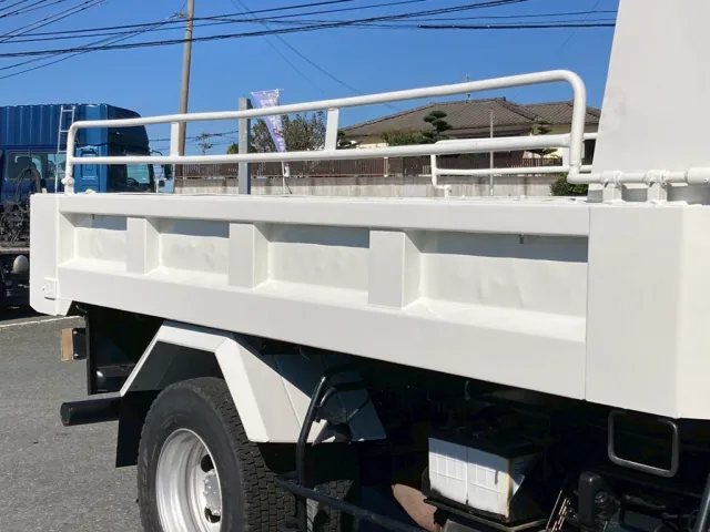 ボディーに凹凸が有ります|いすゞ フォワード SKG-FRR90S2の写真17