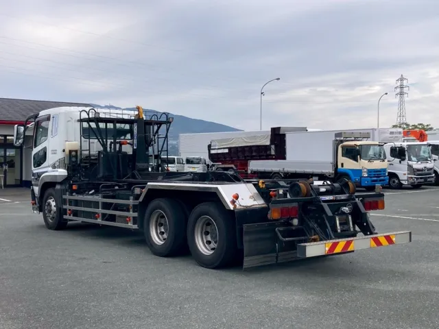 リアフェンダーはステンレスです|三菱 スーパーグレート QPG-FV60VYの写真3