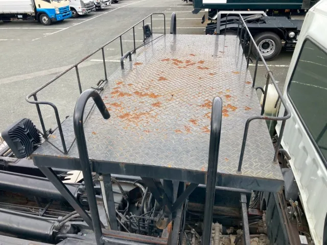 ステップ上面にサビが有ります|三菱 スーパーグレート QPG-FV60VYの写真9