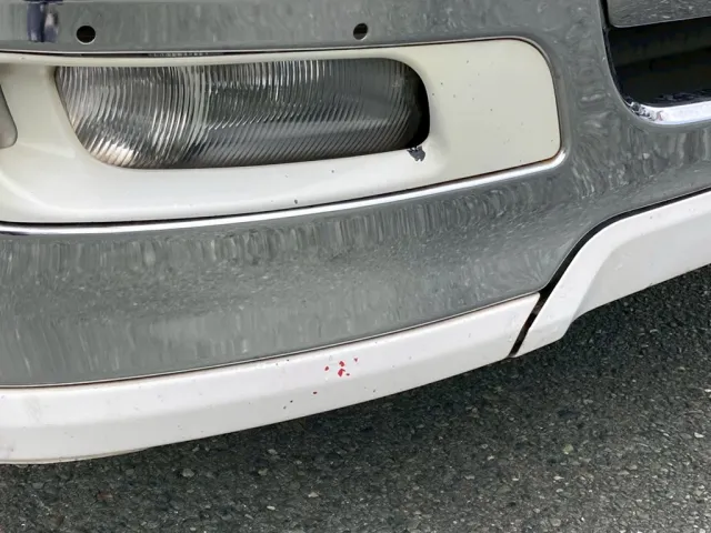 フロントバンバースカート部に飛びキズが有ります|三菱 スーパーグレート QPG-FV60VYの写真14