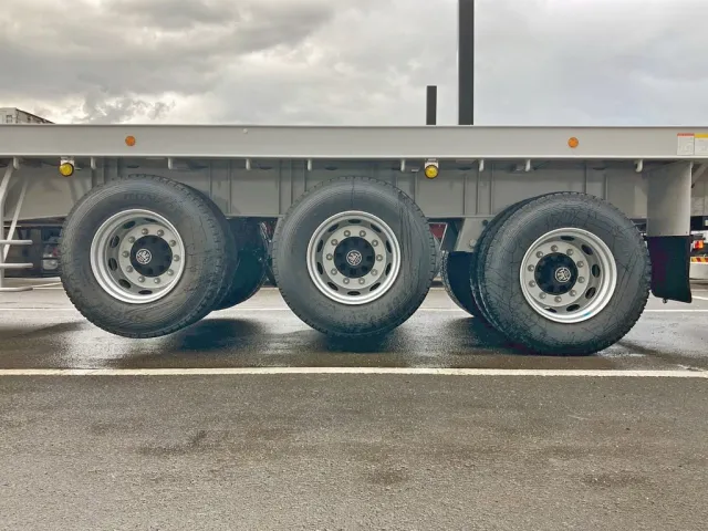 リフトアクスル機能付きです。(前2軸がリフトアップします)|トレクス  PFB34118の写真29