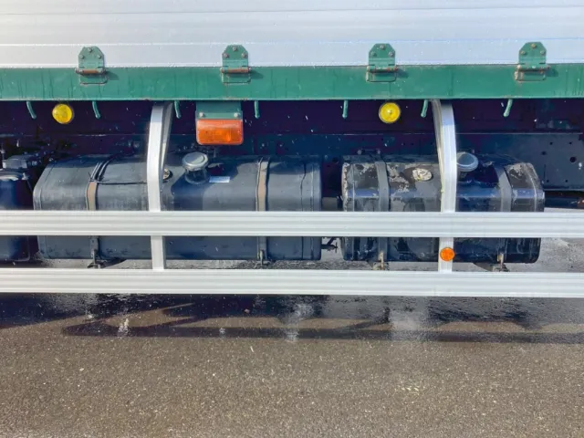 燃料タンクは300Lと200Lが付いています。|いすゞ ギガ QKG-CYL77Bの写真34