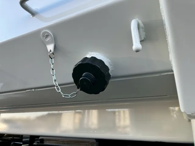 コンテナ前方左右に水抜き穴があります。|三菱 キャンター 2RG-FBAV0(2WD)の写真14