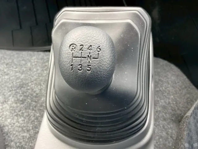 MT6速です。|日野 デュトロ 2KG-XZU722M(2WD)の写真25