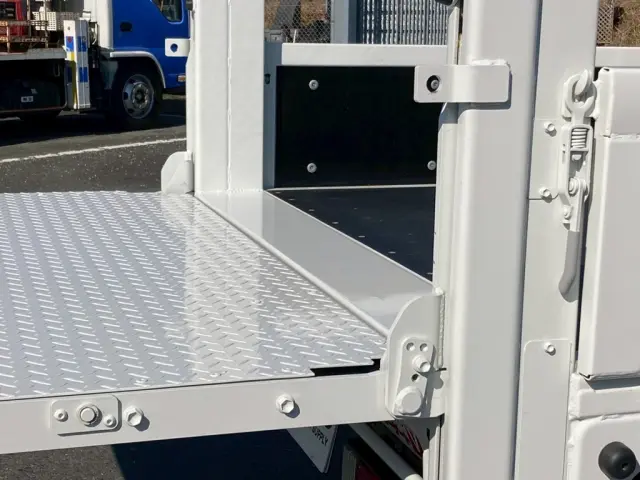ゲートを上限まで上げた状態です。|いすゞ エルフ 2RG-NJR88AF(2WD)の写真13