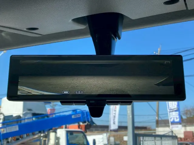 ルームミラーはバックモニターに切り替わります。|いすゞ エルフ 2RG-NJR88AF(2WD)の写真21