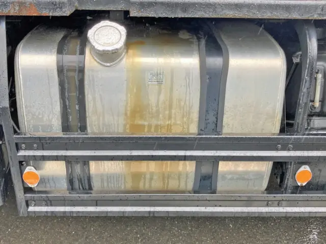 燃料タンクは370Lアルミ製です。|いすゞ ギガ 2DG-EXZ52CK(6x4)の写真37