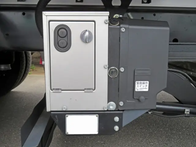ゲートの操作スイッチです。|日野 レンジャー 2PG-FD2ABG(2WD)の写真12