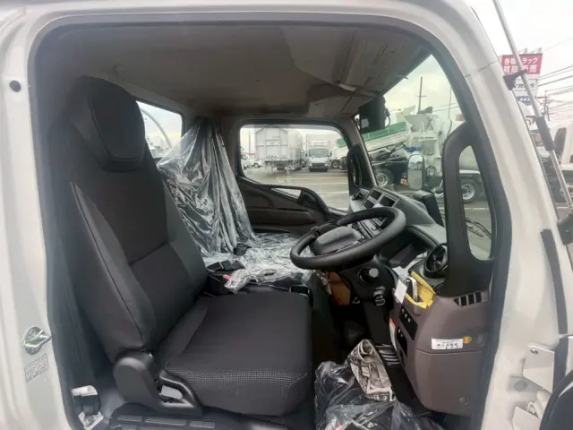 乗車定員は3名です。|三菱 キャンター 2RG-FEAV0(2WD)の写真6