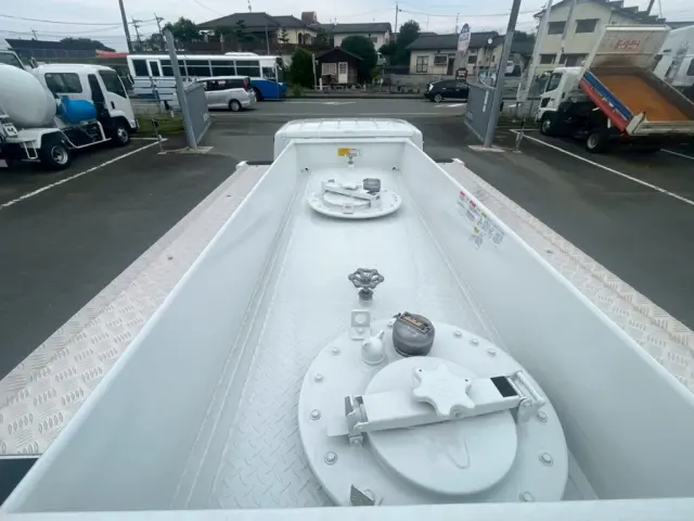 タンクは2室です。|三菱 キャンター 2RG-FEAV0(2WD)の写真7