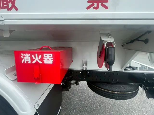 助手席側後方に消火器とアースコードが付いています。|三菱 キャンター 2RG-FEAV0(2WD)の写真20