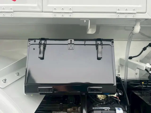 タンク運転席側中央に工具箱が付いています。|三菱 キャンター 2RG-FEAV0(2WD)の写真21