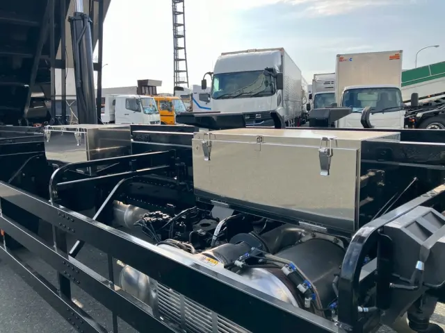 運転席側にステンレス製の工具箱が2つ付いています。|日野 プロフィア 2DG-FS1AHEの写真15