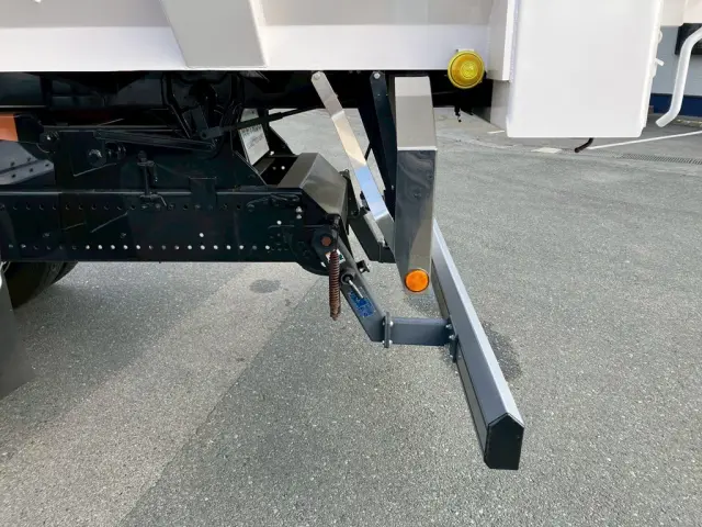 リアバンパーは手動タイプの可動式です。|日野 プロフィア 2DG-FS1AHEの写真17