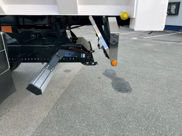 リアバンパーを倒した状態です。|日野 プロフィア 2DG-FS1AHEの写真18
