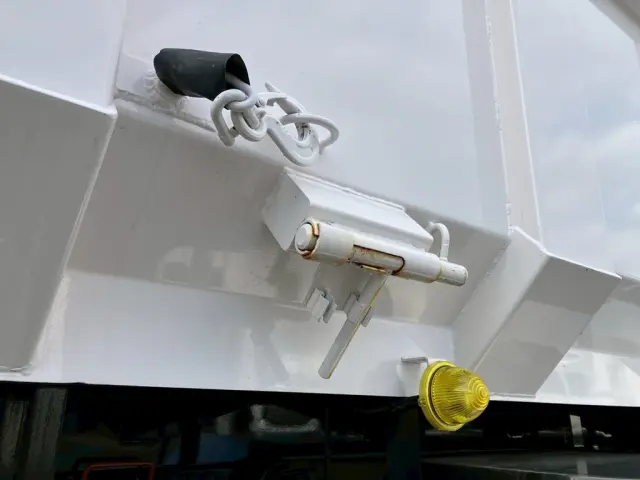 リアゲートのロック部に置き錆があります。|日野 プロフィア 2DG-FS1AHEの写真25