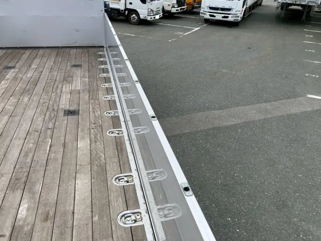 アオリ上縁に穴開け加工されています。(運転席側)|日野 レンジャー 2PG-FD2ABG(2WD)の写真11