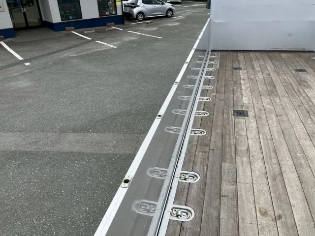 アオリ上縁に穴開け加工されています。(助手席側)|日野 レンジャー 2PG-FD2ABG(2WD)の写真12