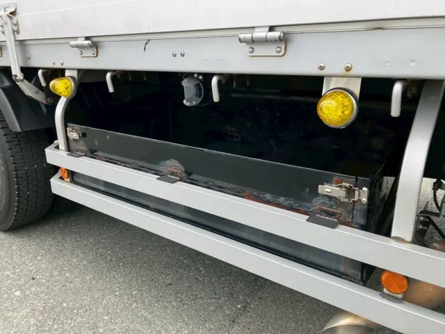 運転席側に物入れが付いています。(物入れに錆があります)|日野 レンジャー 2PG-FD2ABG(2WD)の写真14