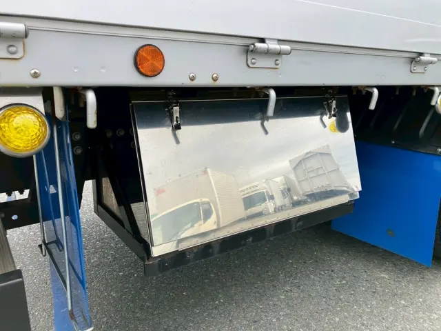 運転席側後方にステンレス製の工具入れが付いています。|日野 レンジャー 2PG-FD2ABG(2WD)の写真15