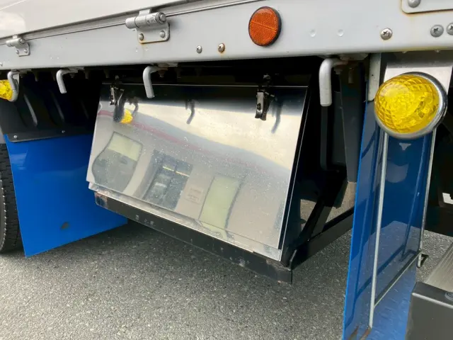 助手席側後方にステンレス製の工具入れが付いています。|日野 レンジャー 2PG-FD2ABG(2WD)の写真16
