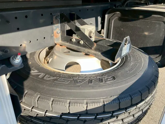 スぺやタイヤと吊具に錆があります。|日野 レンジャー 2PG-FD2ABG(2WD)の写真36