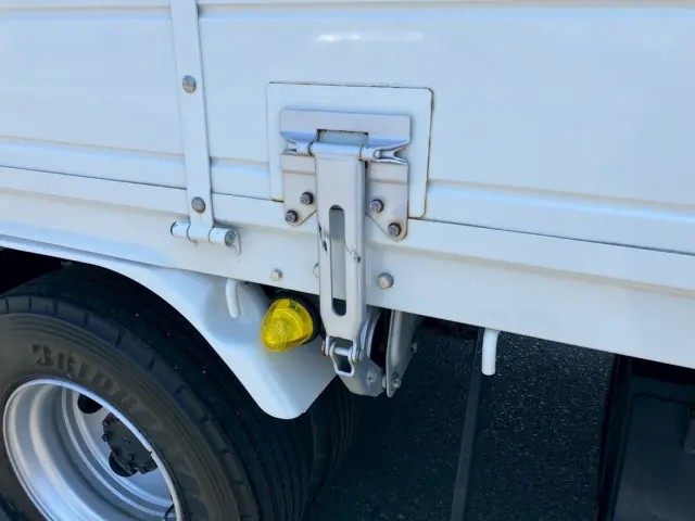 運転席側セイコーラックに傷、曲りがあります。|いすゞ フォワード 2PG-FRR90S2(2WD)の写真21