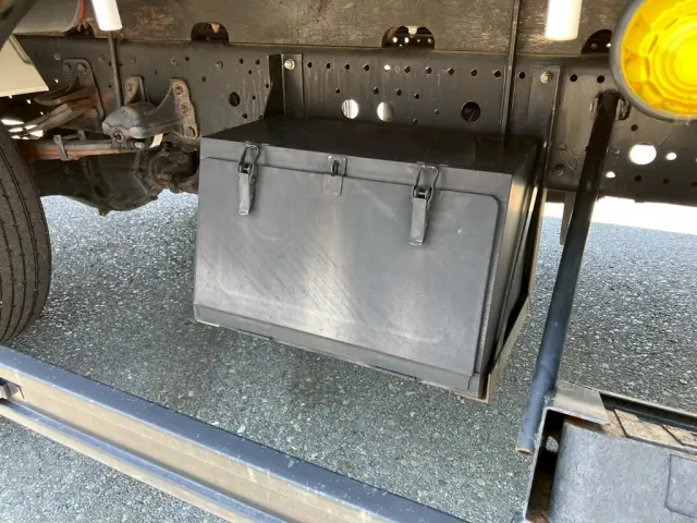 運転席側ボディー中央部に道具入れがあります。|いすゞ フォワード 2PG-FRR90S2(2WD)の写真24