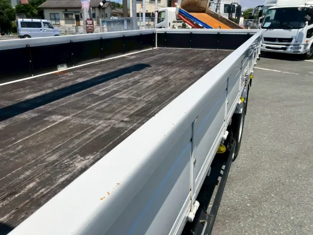 助手席側アオリ上縁にスレ傷があります。|いすゞ フォワード 2PG-FRR90S2(2WD)の写真25