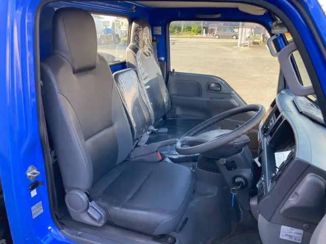 乗車定員は3名です。|いすゞ エルフ TPG-NKR85AN(2WD)の写真7