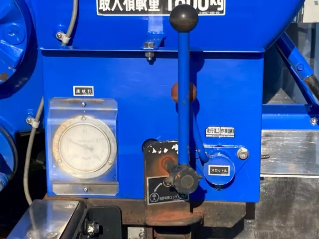 吸入・中立・排出の切り替えバルブと連成計です。|いすゞ エルフ TPG-NKR85AN(2WD)の写真12