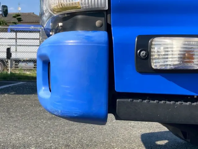 フロントバンパー左コーナーにスリ傷があります。|いすゞ エルフ TPG-NKR85AN(2WD)の写真21