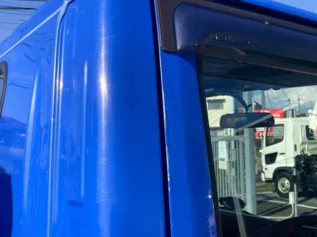 運転席ドア縁に傷があります。|いすゞ エルフ TPG-NKR85AN(2WD)の写真24