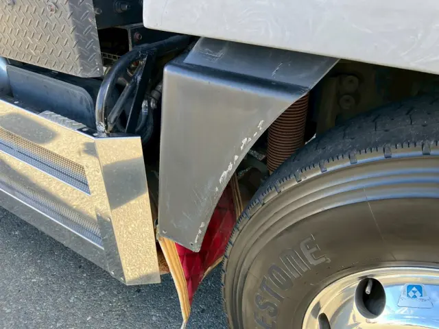 運転席側フロントタイヤカバーにスリ傷、穴開け加工、粘着テープが残っています。|三菱 スーパーグレート QPG-FP64VDRの写真32