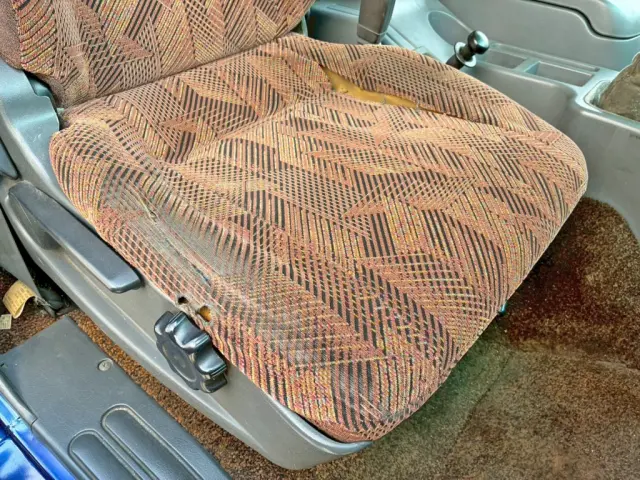 運転席座面にヘタリ・破れがあります。|三菱 ファイター QDG-FQ62F(6x4)の写真15