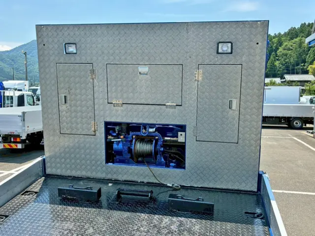 ウインチ付きです。(プロテクターに縞板アルミが張られています)|三菱 ファイター QDG-FQ62F(6x4)の写真27