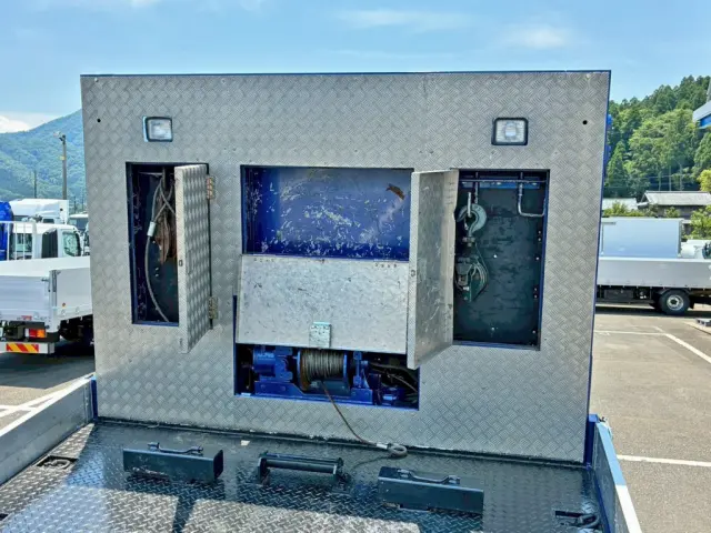 プロテクターはレバーブロック掛け付きの物入れが付いています。|三菱 ファイター QDG-FQ62F(6x4)の写真29