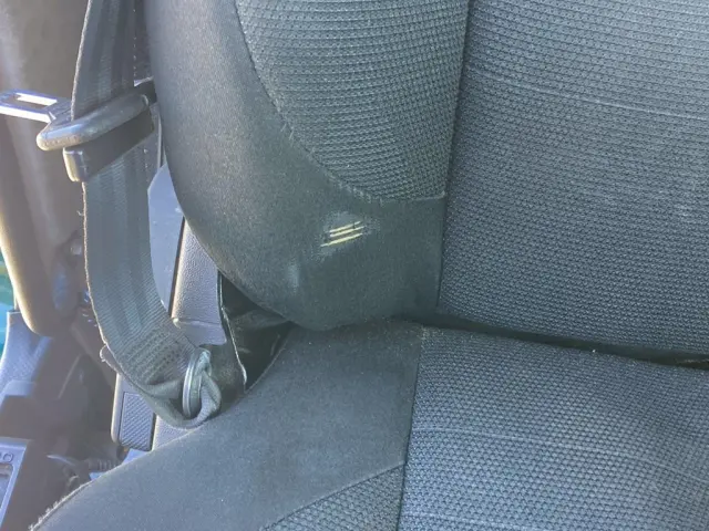 運転席シート背面にスレ破れがあります。|いすゞ ギガ 2KG-EXD52CDの写真7