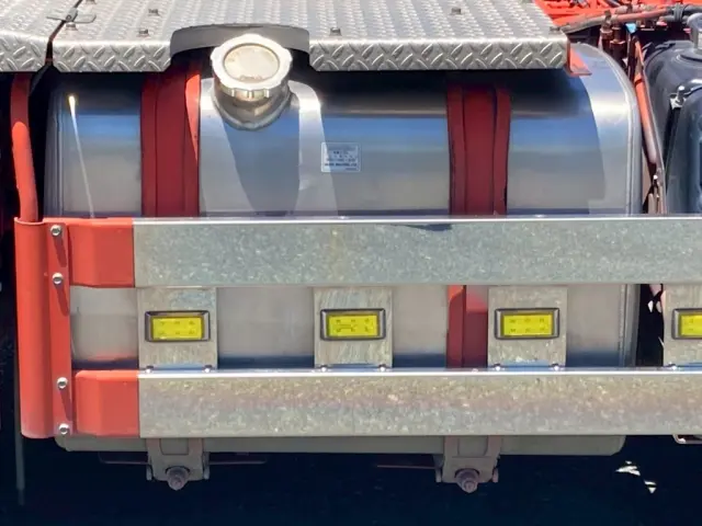 燃料タンクは370Lです。|いすゞ ギガ 2KG-EXD52CDの写真23