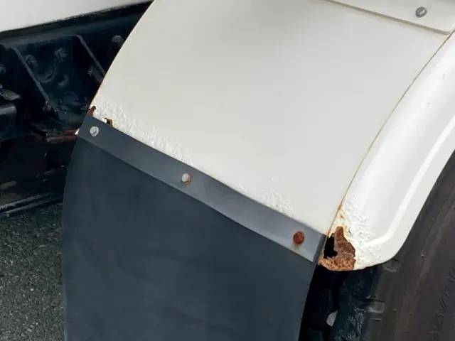 運転席側リアフェンダー後方にに錆、腐食穴あきがあります。|三菱 キャンター 2PG-FEB90(2WD)の写真22