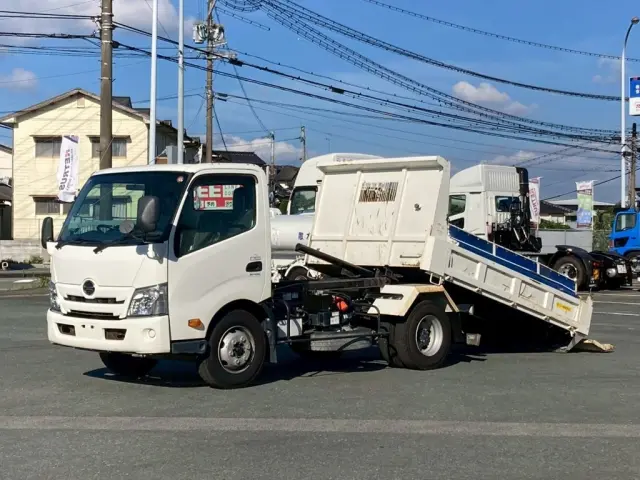 スライドさせた状態です。建機の乗り入れをスムーズに行えます。|日野 デュトロ 2KG-XZU700X(2WD)の写真1