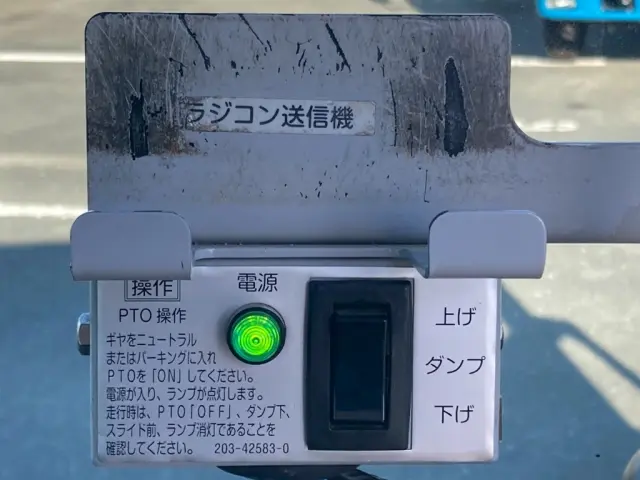 ダンプの操作スイッチです。|日野 デュトロ 2KG-XZU700X(2WD)の写真37