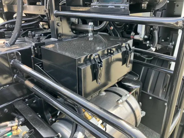 運転席側に工具箱が付いています。|三菱 ファイター 2KG-FK72F(2WD)の写真13