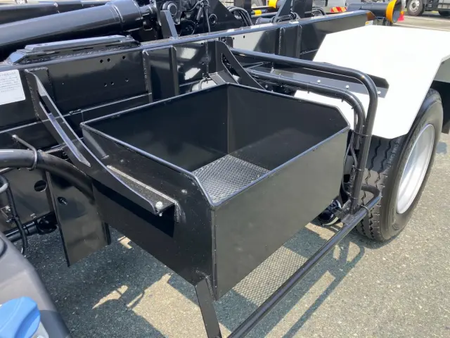 助手席側に物入れが付いています。|三菱 ファイター 2KG-FK72F(2WD)の写真14